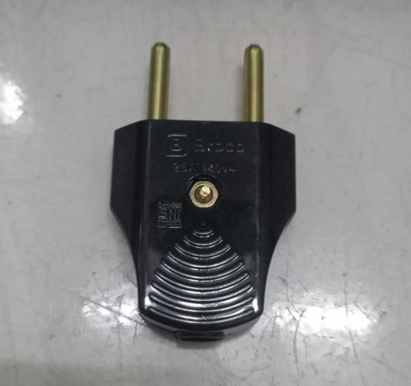 Steker gepeng hitam Broco untuk kebutuhan listrik rumah